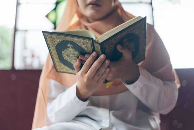 MASHAF al-Quran merupakan kitab suci yang terpelihara. Maka individu yang mengalami hadas dilarang membawa mahupun memegang mashaf walaupun secara berlapik dengan kain. -Foto: CANVA