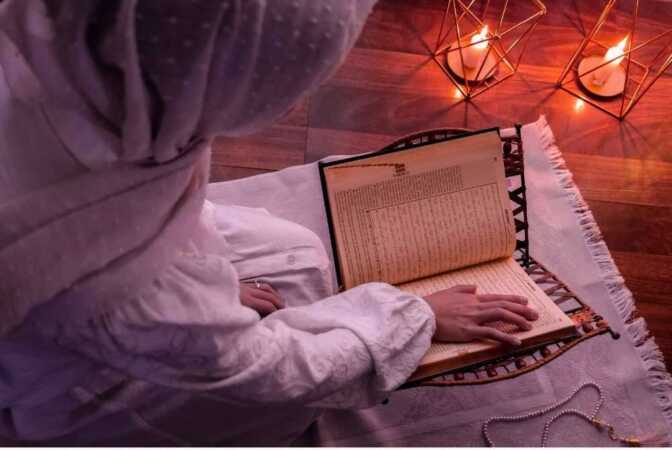HARAM menyentuh dan membawa tafsir sekiranya ayat al-Quran lebih banyak daripada tafsirnya. Sebaliknya, jika tafsirnya lebih banyak daripada ayat al-Quran, maka hukumnya dibolehkan. -Foto: CANVA