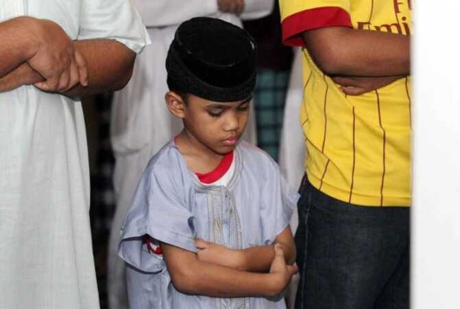 DIDIK anak-anak menjaga solat mereka kerana solat merupakan kunci paling utama yang menghampirkan hubungan seorang hamba dengan Tuhannya. -Gambar hiasan/ Foto: 123RF
